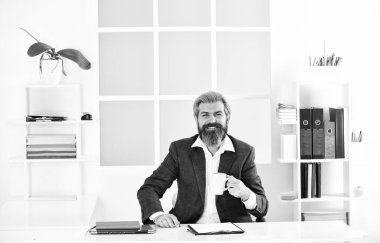 Kahve güzelmiş. Saygıdeğer CEO. Yakışıklı patron ofiste oturup kahve içiyor. Sakallı hippi kıyafeti kahveyle rahatlıyor. İlham verici ve motive edici. Ofiste sabah kahvesi. Ofis hayatı.