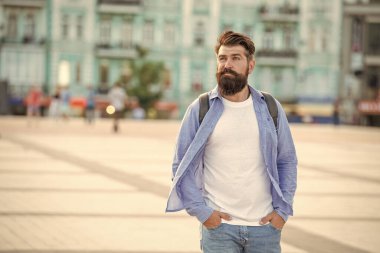 Dışarıda sakallı bir adam var. Sakallı bir adamın portresi. Vahşi, sıradan bir adam. Boşluğu kopyala.