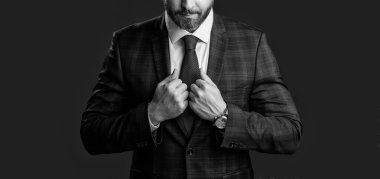 Formalite icabı iş adamının kırmızı arka planda izole edilmiş görüntüsü. Stüdyoda resmi kıyafet giyen bir iş adamı. İş adamının resmi kıyafet giydiği fotoğraf. Takım elbiseli bir iş adamı..