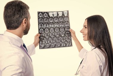 Doktor nörolog. Doktor hastalık taraması yapıyor. Tıbbi teşhis. Teşhis ve tedavi. İki doktor teşhis koymaya çalışıyor. Cerrah röntgen sonuçlarını kadınlara gösteriyor. Nöroloji uzmanı..