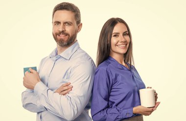 Meslektaşlar iş toplantısı yapıyor. İşadamlarının şirketten ayrılması. Ofiste kahve molası. Kahve molasındaki iş arkadaşım beyazla izole edilmiş. İş adamlarının fincanla portresi.