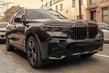 New York City, ABD - Nisan 01, 2024 BMW X5 M50i çapraz arabası açık havada, köşe manzaralı.