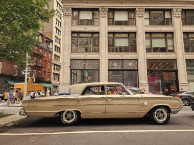 New York City, ABD - 17 Ağustos 2023: Mercury Montclair 1964 model klasik araba, yan manzara.