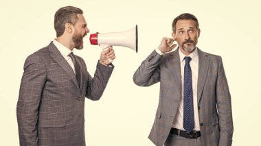 İş adamı fikrini destekliyor. Terfi kavramı. İşletme tanıtım fikirleri. Hoparlörden bağıran bir işadamı. İşadamı tanıtımcıda anlaşmazlık var. katıImıyorum.
