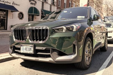 New York, ABD - 31 Mart 2024 BMW X1 xDrive28i lüks araba park etmiş, ön köşe manzaralı.