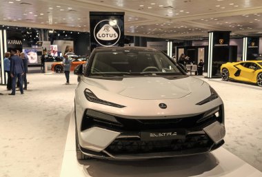 New York City, ABD - 27 Mart 2024: Lotus Eletre SUV elektrikli araç New York Uluslararası Otomobil Fuarı 'nda beyaz renk, ön manzara.