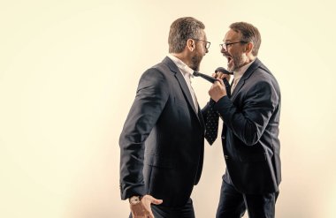 İş adamları beyazlar üzerinde tecrit edilmiş iş adamlarını tehdit ediyor. İş adamları iş modelini tehdit ediyor. Çatışan erkekler. İş itibarını tehdit ediyor. Rakip şirket tehdit ediyor. Boşluğu kopyala.