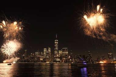 New York Manhattan havai fişekleri arifesinde. Manhattan 'da havai fişekler. New York 4 Temmuz Havai fişekleri. Flashing Fireworks ile New York City Skyline Manhattan. Bağımsızlık Günü