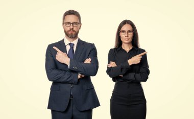 Ortak takımı. Başarılı ortaklık. İş ekibi başarısı. İş ortağı beyazla izole edilmiş. Takım elbiseli iki iş adamı. İş ekibi çalışması ve işbirliği. Ortaklık kavramı. işaret parmağı.