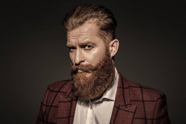 Şık takım elbiseli bir iş adamı. Resmi terzilik kıyafeti. Erkek giyim kuşamı. Bespoke takımı. Özel dikim erkek giysisi giymiş sakallı adam. Özel dikim kıyafet giyen bir iş adamı. Erkek giyimi.