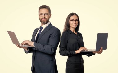 Çevrimiçi çalışan serbest çalışan biri. Patron ve çalışanı çevrimiçi. Ofisinde dizüstü bilgisayarı olan iş adamları. Uzaktan kumandalı çalışıyor. İş başarısı. Beyazlar üzerinde izole iş adamları. Pazar lideri..