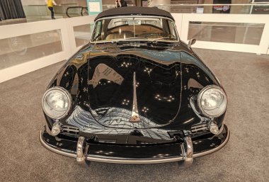 New York City, ABD - 27 Mart 2024: 1962 Porsche 356 üstü açılabilir araç Manhattan 'daki Uluslararası Otomobil Fuarı' nda..