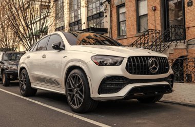 New York City, ABD - 1 Nisan 2024: Mercedes Benz GLE 53 AMG Coupe arabası açık havada, köşe manzaralı.