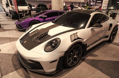 New York City, ABD - 27 Mart 2024: Porsche 911 GT3 spor araba New York Uluslararası Otomobil Fuarı, açı manzaralı.