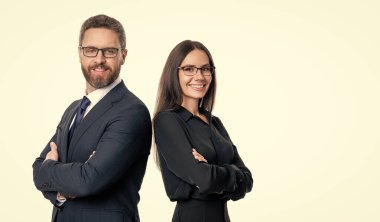 İş ortağı beyazla izole edilmiş. Takım elbiseli iki iş adamı. İş ekibi çalışması ve işbirliği. Ortaklık kavramı. Ortak takımı. Başarılı ortaklık. İş ekibi başarısı. Boşluğu kopyala.