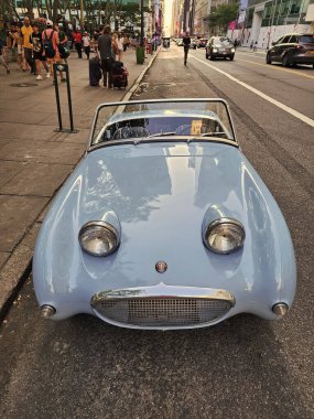 New York City, ABD - 06 Ağustos 2023: Austin Healey Sprite 1960 model üstü açık spor araba, ön manzara.