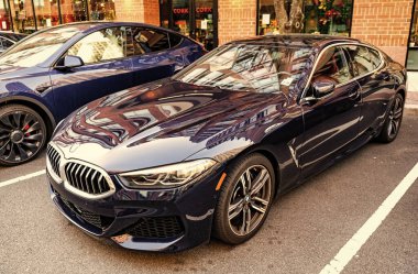 New York City, ABD - 15 Mart 2024: BMW 8 modern araba, köşedeki manzara.