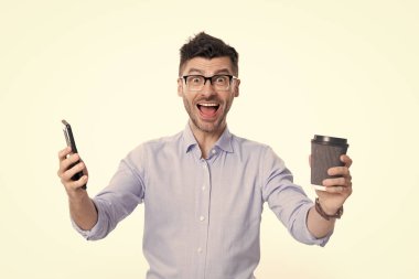 Patron akıllı telefon kullanıyor. İş görüşmesi. Telefonda konuştuktan sonra iş adamı. Telefon var. İletişim kurmak için telefonu kullanan bir adam. İletişim. İş adamı kahve molasında telefonu tutar. Harika haber..