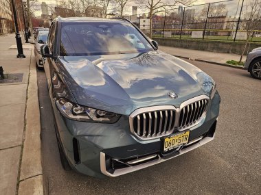 New York City, ABD - 18 Mart 2024: BMW X5 lüks araba, köşedeki manzara.