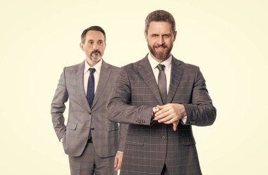 Zaman yönetimi. Dakik adam, saatin geç kalma zamanını kontrol et. Dakik iş adamı saati kontrol ediyor. Beyazda izole edilmiş. İş için son gün. İki işadamı iş bitimine geç kaldı.