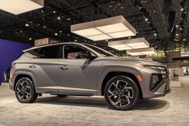New York City, ABD - 27 Mart 2024: 2025 Hyundai Tucson tramvayı New York Uluslararası Otomobil Fuarı, yan görüş.