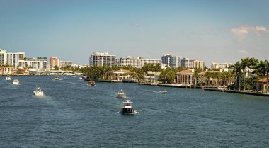 Fort Lauderdale, Florida, ABD - 25 Mart 2023: Florida 'da Fort Lauderdale' de mimari ve teknelerle Skyline manzarası.