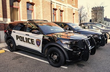 New York City, ABD - 25 Mart 2024 Dodge Durango Polis arabası dışarıda, köşe manzaralı.