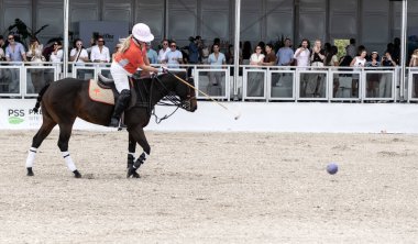 Miami Plajı, ABD-17 Kasım. 2024: Polo oyuncuları Dünya Polo Ligi Plajı 'nda oynuyorlar. Miami Beach, FL 'deki atların polo oyuncuları.