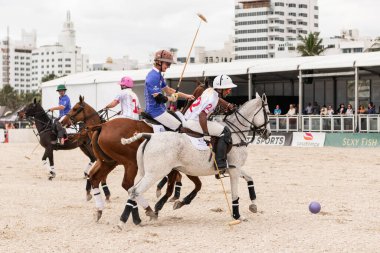 Miami Plajı, ABD-17 Kasım. 2024: Polo oyuncuları Dünya Polo Ligi Plajı 'nda oynuyorlar. Miami Beach, FL 'deki atların polo oyuncuları.