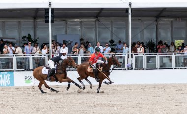 Miami Plajı, ABD-17 Kasım. 2024: Polo oyuncuları Dünya Polo Ligi Plajı 'nda oynuyorlar. Miami Beach, FL 'deki atların polo oyuncuları.