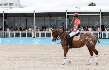 Miami Plajı, ABD-17 Kasım. 2024: Polo oyuncuları Dünya Polo Ligi Plajı 'nda oynuyorlar. Miami Beach, FL 'deki atların polo oyuncuları.