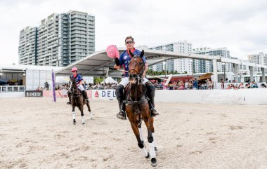 Miami Plajı, ABD-17 Kasım. 2024: Polo oyuncuları Dünya Polo Ligi Plajı 'nda oynuyorlar. Miami Beach, FL 'deki atların polo oyuncuları.
