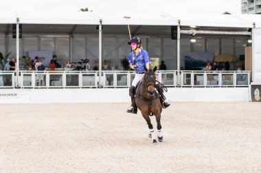 Miami Plajı, ABD-17 Kasım. 2024: Polo oyuncuları Dünya Polo Ligi Plajı 'nda oynuyorlar. Miami Beach, FL 'deki atların polo oyuncuları.