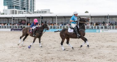 Miami Plajı, ABD-17 Kasım. 2024: Polo oyuncuları Dünya Polo Ligi Plajı 'nda oynuyorlar. Miami Beach, FL 'deki atların polo oyuncuları.