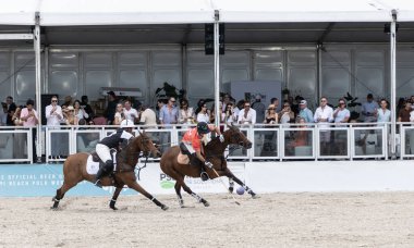 Miami Plajı, ABD-17 Kasım. 2024: Polo oyuncuları Dünya Polo Ligi Plajı 'nda oynuyorlar. Miami Beach, FL 'deki atların polo oyuncuları.