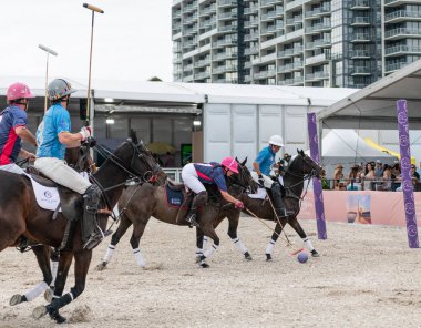 Miami Plajı, ABD-17 Kasım. 2024: Polo oyuncuları Dünya Polo Ligi Plajı 'nda oynuyorlar. Miami Beach, FL 'deki atların polo oyuncuları.