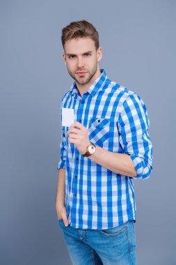 Adamın banka kartı. Millennial Man 'in kredi kartı Grey' de izole edilmiş. İşletme markası. Hesabı öde. İnternet bankacılığı için kredi kartı olan bir iş adamı. Güvenilirlik. Kolay ödeme. Borç ve kredi.