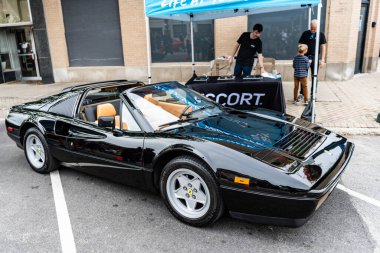 Chicago, Illinois - 29 Eylül 2024: Klasik Ferrari 328 GTS siyah rengi. Klasik Ferrari 328 GTS sokağa park edilmiş. Ön manzara. Retro Ferrari 328 GTS Chicago 'da
