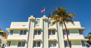 Ocean Drive Florida 'daki Miami Plajı. Art Deco mimarisi. Mimari bina. Art deco. Mimari bölge Art Deco. Amerikan bayrağıyla Miami sahilinin modern binası. Okyanus yolculuğu.