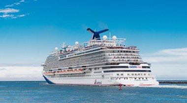 Miami, Florida, ABD - 09 Haziran 2024: Denizde Karnaval Horizon yolcu gemisi. Gemi sahil limanından ayrılıyor. Gemi seyahati. Gemi seyahati ve deniz seyahati. Carnival Cruise Line turu.