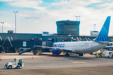 Washington, D.C., ABD - 30 Haziran 2024: Airlines için uçak terminali. United Airlines havaalanından kalkıyor. Havaalanı terminali. Uçak geliş, tatil. Havalimanına varış ve kalkış.