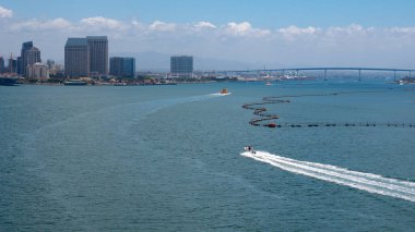 San Diego Körfezi. Kaliforniya 'da, San Diego' da Tuna Limanı. Sahil şehri. Binası ve okyanusu olan körfezin havadan manzarası. Skyline ve şehir manzarası.