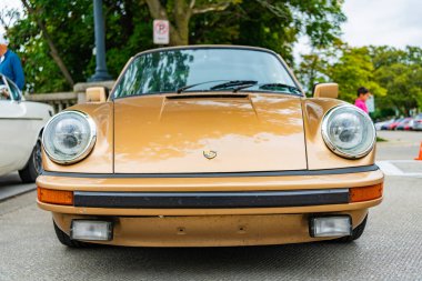 Chicago, Illinois - 29 Eylül 2024 1972 Porsche 911T Coupe yolda. altın metalik 1972 Porsche 911T Coupe.