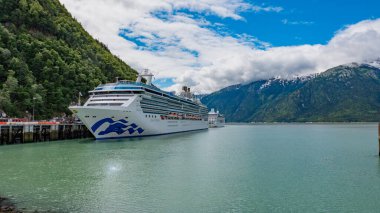 Skagway, Alaska, ABD - 23 Temmuz 2019: Alaska limanı ve yolcu gemisi. Seyahat turu. Seyahat güzergahı. Prenses 'in Ada Prensesi seyahati. Manzaralı gezi.
