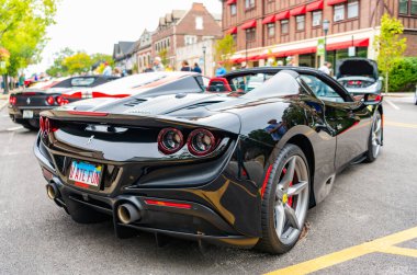 Chicago, Illinois - 29 Eylül 2024: Ferrari F8 Spider veya Tributo siyah rengi. Ferrari F8 Spider ya da Haraççı sokağa park etmiş. Arkadan bak. Lüks Ferrari F8 Örümcek ya da Chicago 'daki haraç
