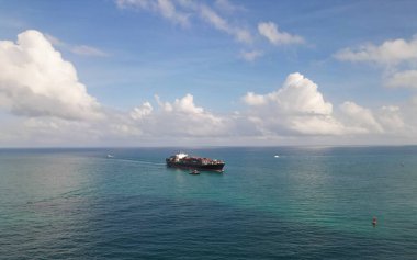 Kargo gemisi denizde, hava manzaralı. Yük konteynırı kargo gemisine yüklendi. Hava görüntülü kargo gemisi limana giriyor. Kargo işi. Konteyner gemisi. Nakliye lojistiği. Okyanus nakliye aracı.