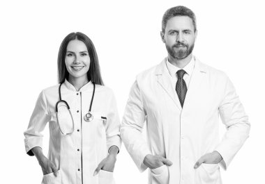 Tıp, sağlık ve insan konsepti. Hastanede pratisyen hekim. Kendine güvenen pratisyen doktor muayenehanede duruyor. Steteskoplu pratisyen hekim. Birincil sağlık hizmeti.