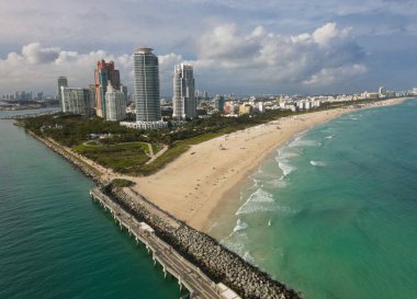 Lüks bir manzara. Florida Panoraması. Miami 'nin gökdelen mimarisi. Miami sahili manzaralı hava manzarası. Havadan Miami gökdeleni. Miami 'nin güney sahili. South Beach 'in şehir manzarası. Güney noktası.