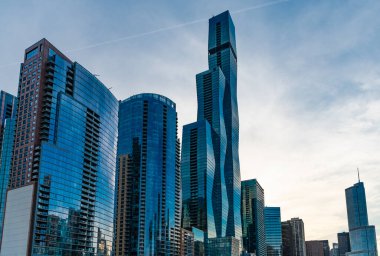 Şehir ticaret bölgesi. Chicago şehir seyahati. İş bölgesindeki gökdelen ve ofis binası. Chicago şehir merkezi gökdeleni. Gökdelen cam mimarili şehir manzarası.