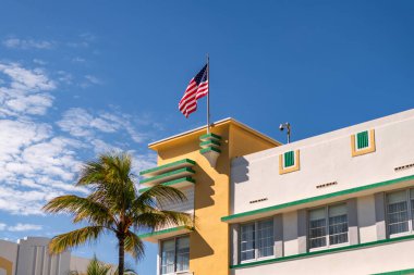 Okyanus yolculuğu. Ocean Drive Florida 'daki Miami Plajı. Art Deco mimarisi. Mimari bina. Art deco. Mimari bölge Art Deco. ABD bayrağıyla Miami sahilinin modern binası.